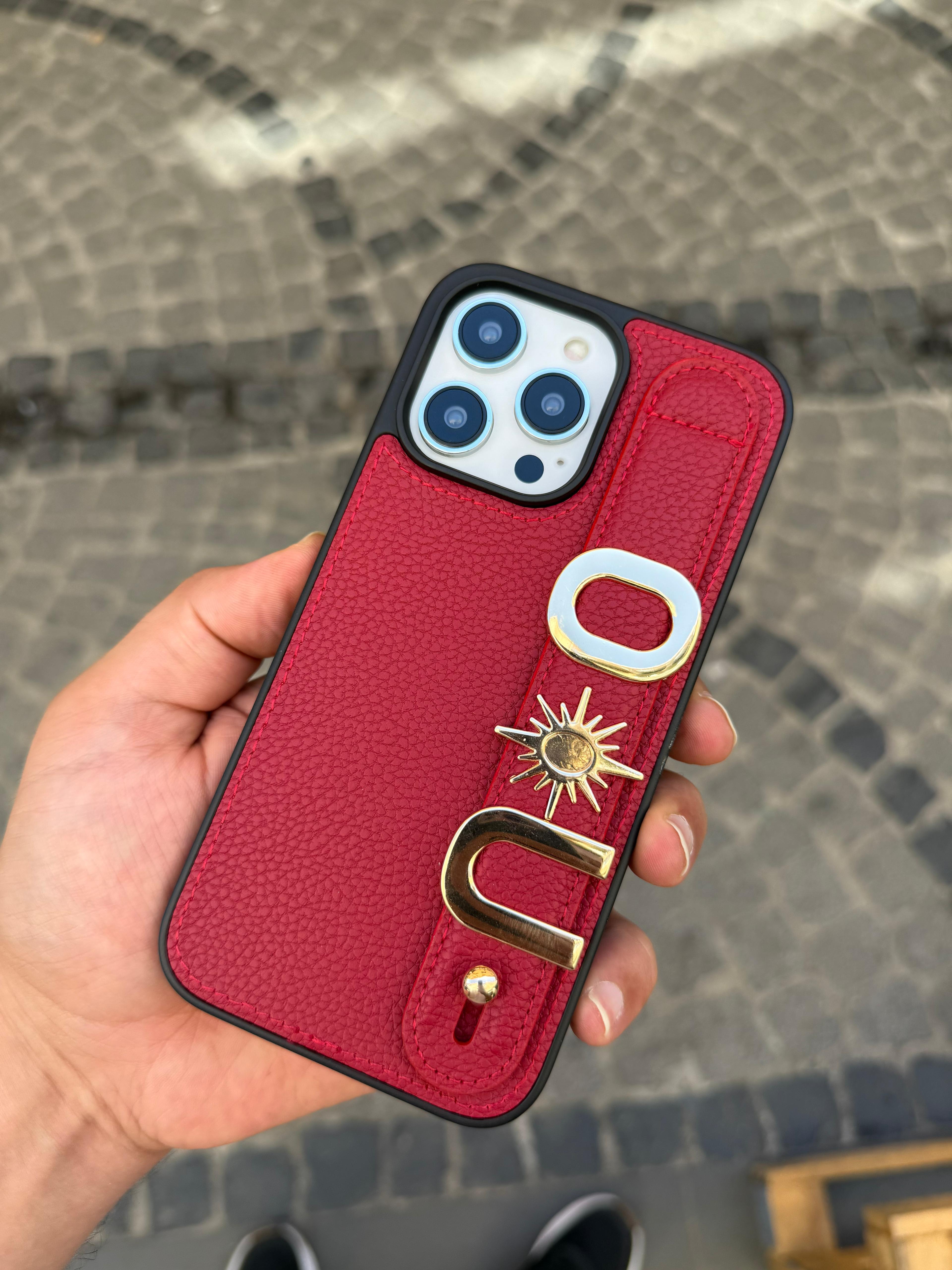 Madamcase Kişiye Özel El Geçmeli Premium Kırmızı Renk Telefon Kılıfı ve 2 adet metal aksesuar (harf veya sembol) 