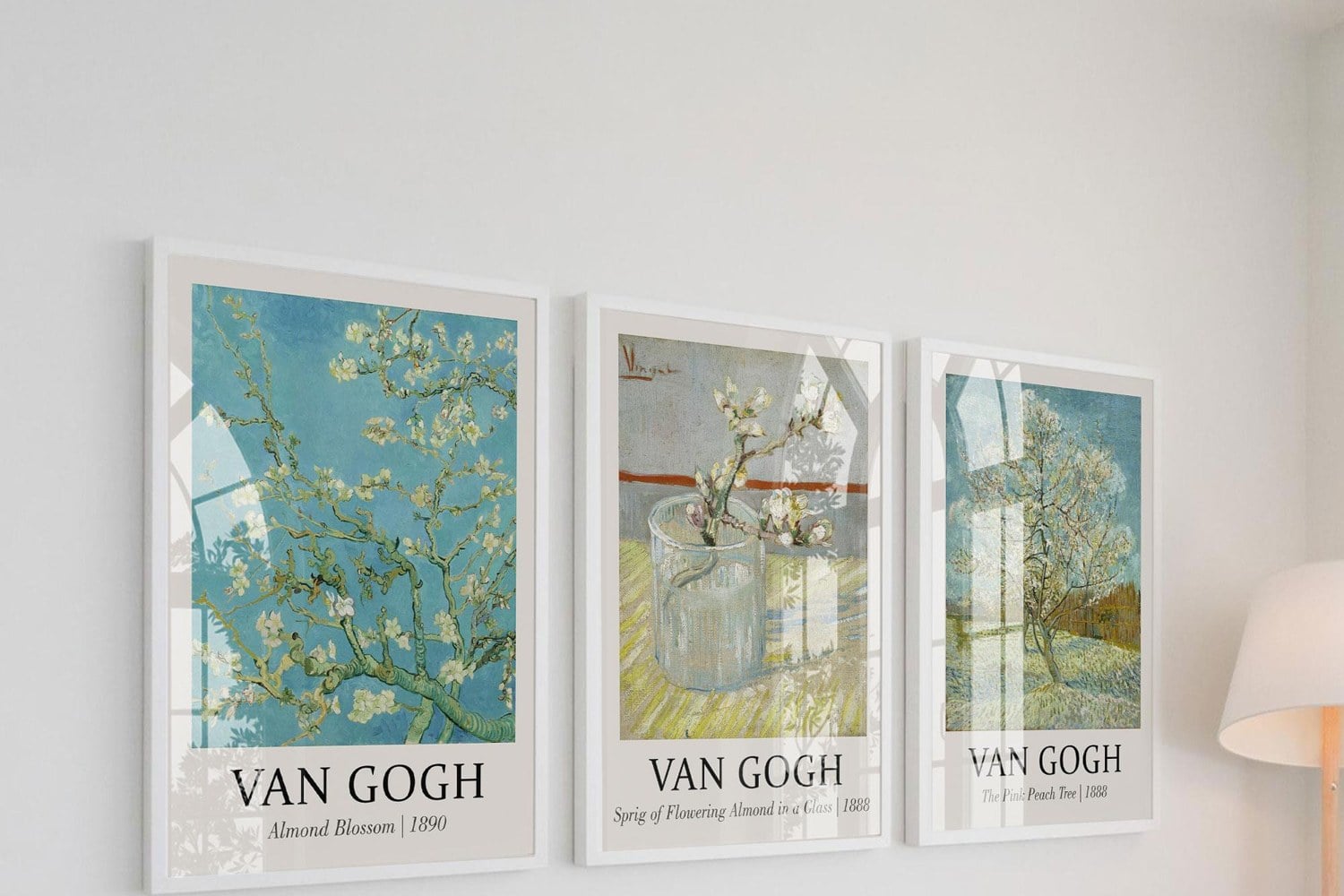 Koltuk üstünde beyaz çerçeveli 3'lü Van Gogh Badem Çiçekleri müze posteri seti