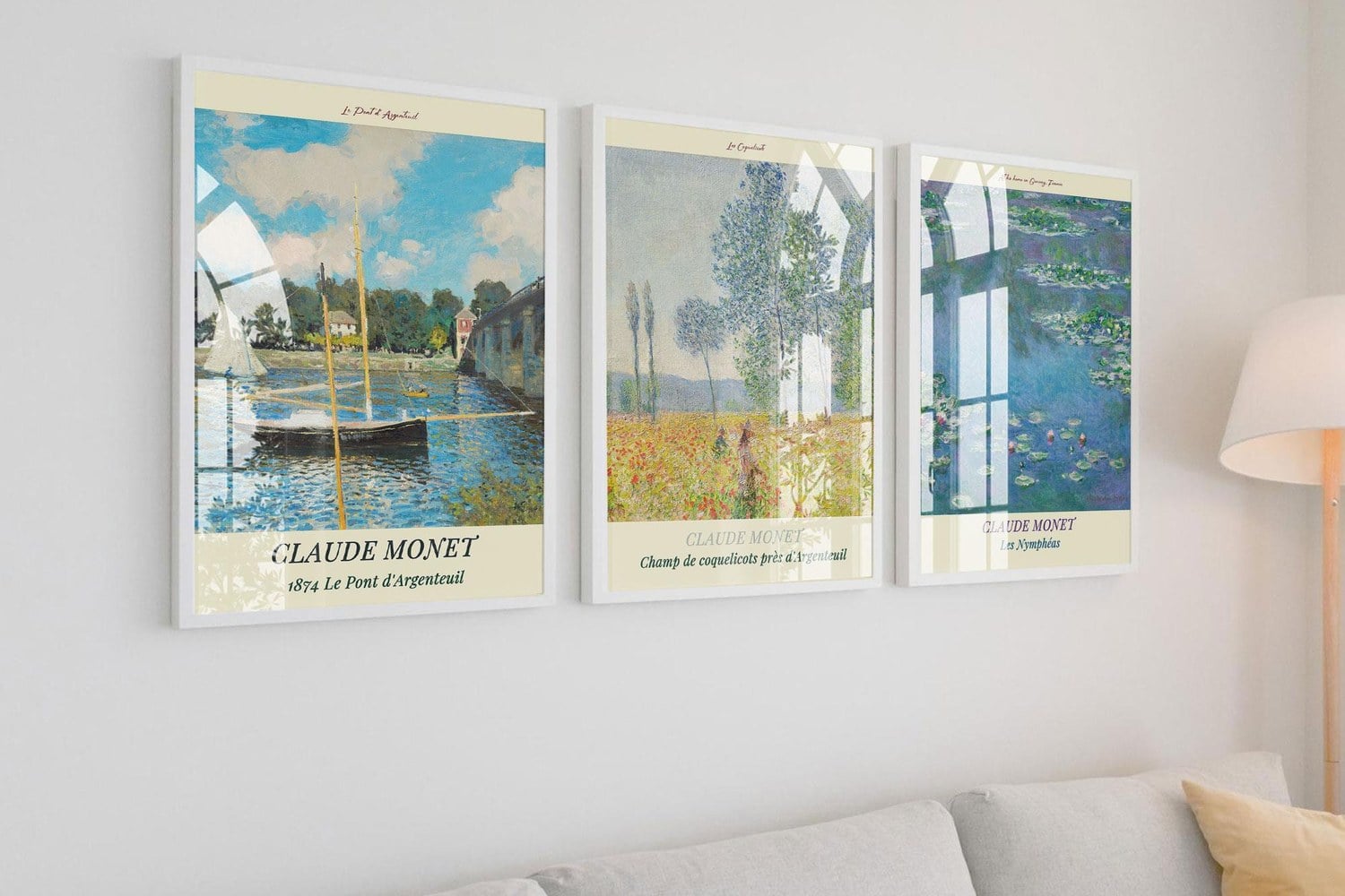 Koltuk üstünde beyaz çerçeveli 3'lü Claude Monet müze posteri seti