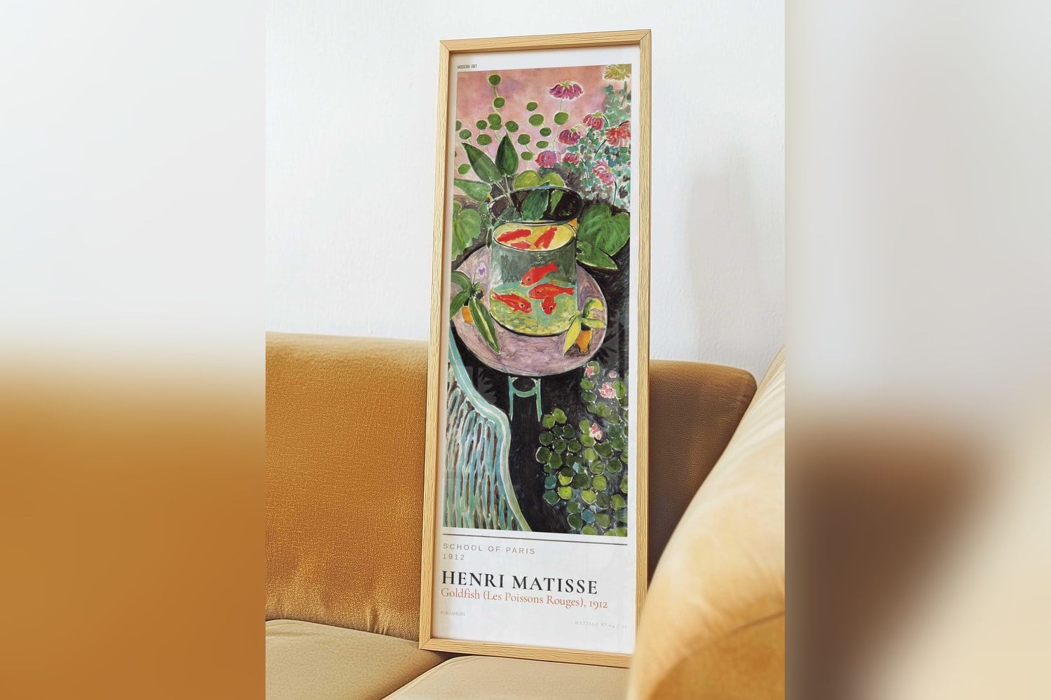 Koltuğa yaslanmış ahşap çerçeveli dikey panoramik Henri Matisse Kırmızı Balıklar tablosu