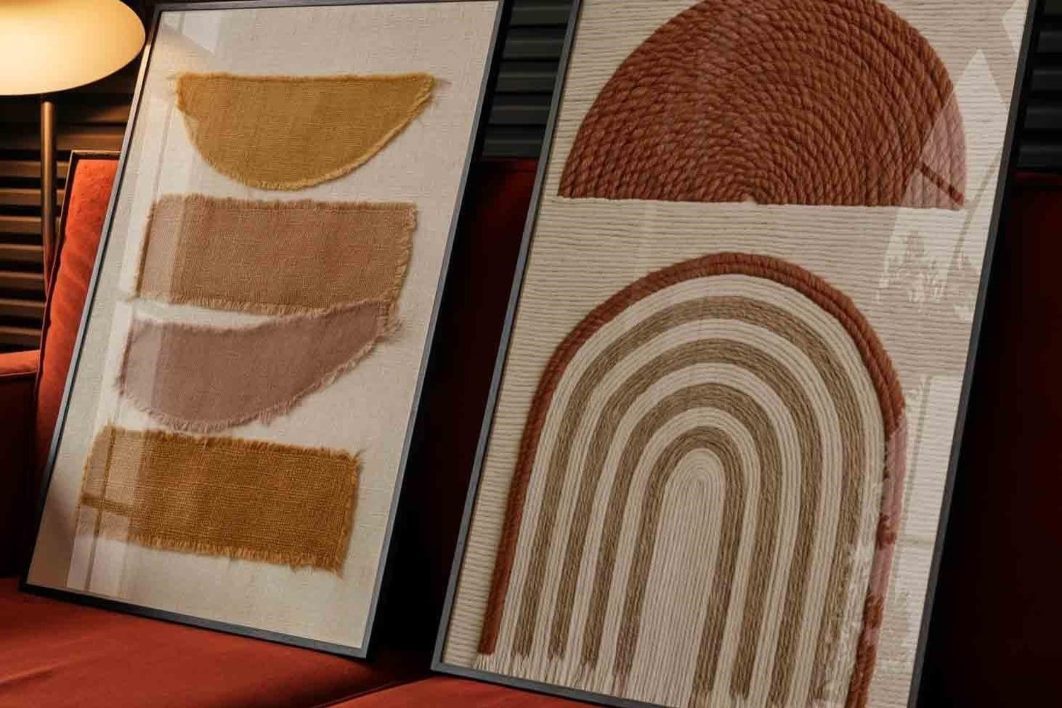 Kırmızı kadife koltukta hardal kumaş ve terrakota kemer desenli 2'li boho tablo seti