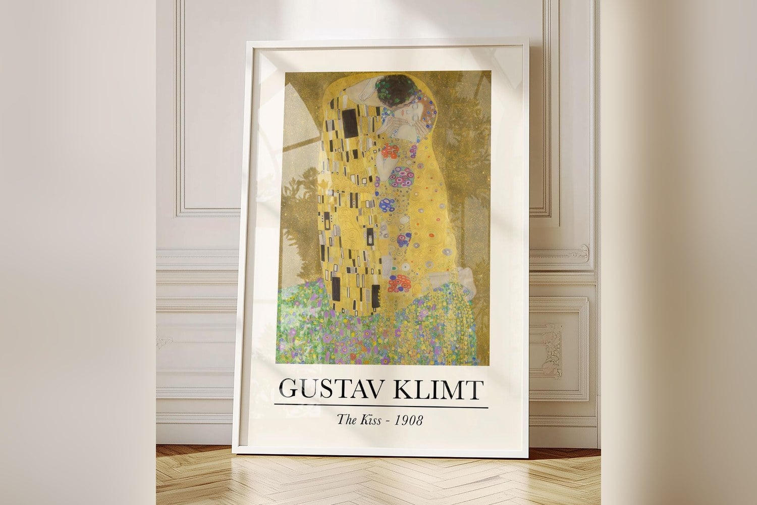 Duvara yaslanmış beyaz çerçeveli Gustav Klimt Öpücük müze posteri