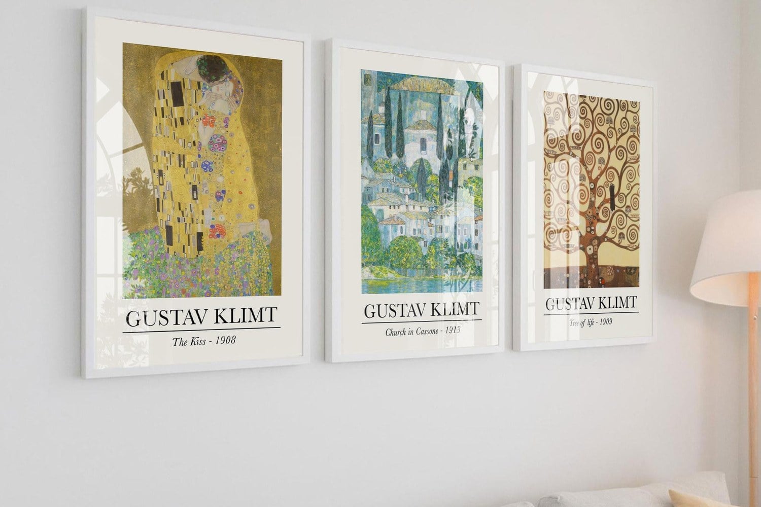 Gri köşe koltuk üstünde beyaz çerçeveli 3'lü Gustav Klimt müze posteri seti