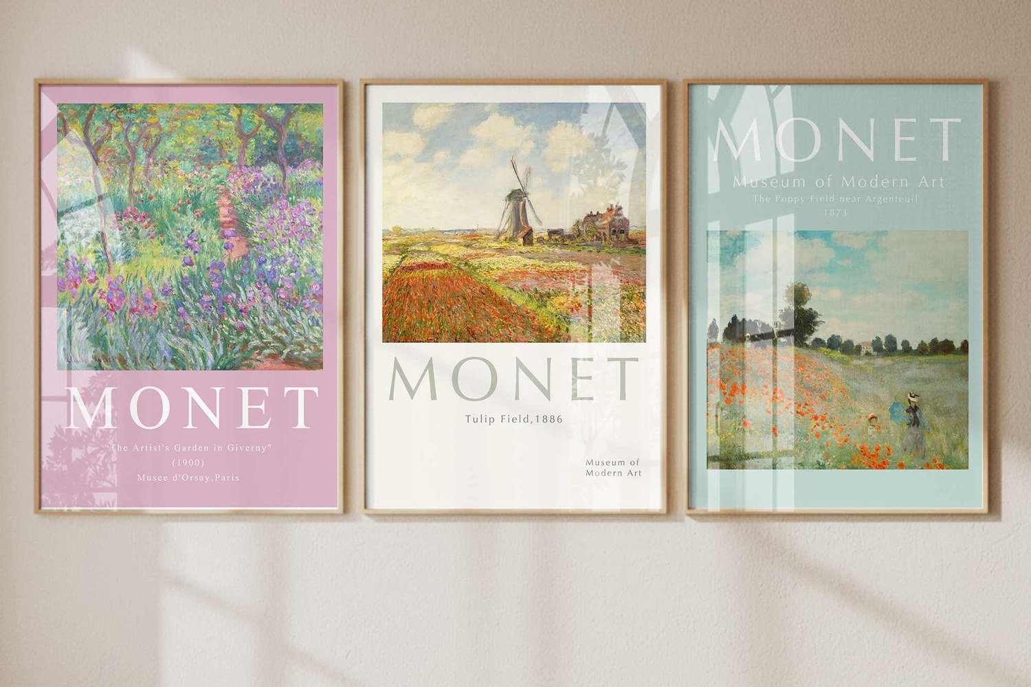 Duvarda ahşap çerçeveli pastel tonlarda 3'lü Claude Monet galeri duvarı seti
