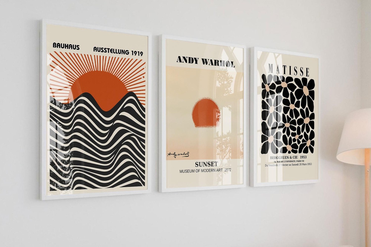 Beyaz duvarda beyaz çerçeveli Bauhaus, Andy Warhol ve Matisse 3'lü modern tablo seti