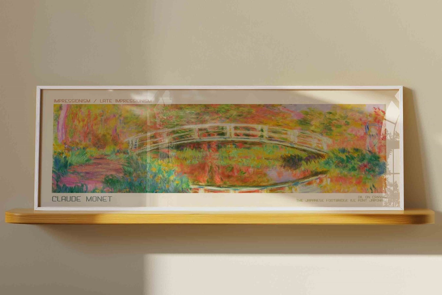 Raf üstünde beyaz çerçeveli yatay panoramik Claude Monet Japon Köprüsü tablosu