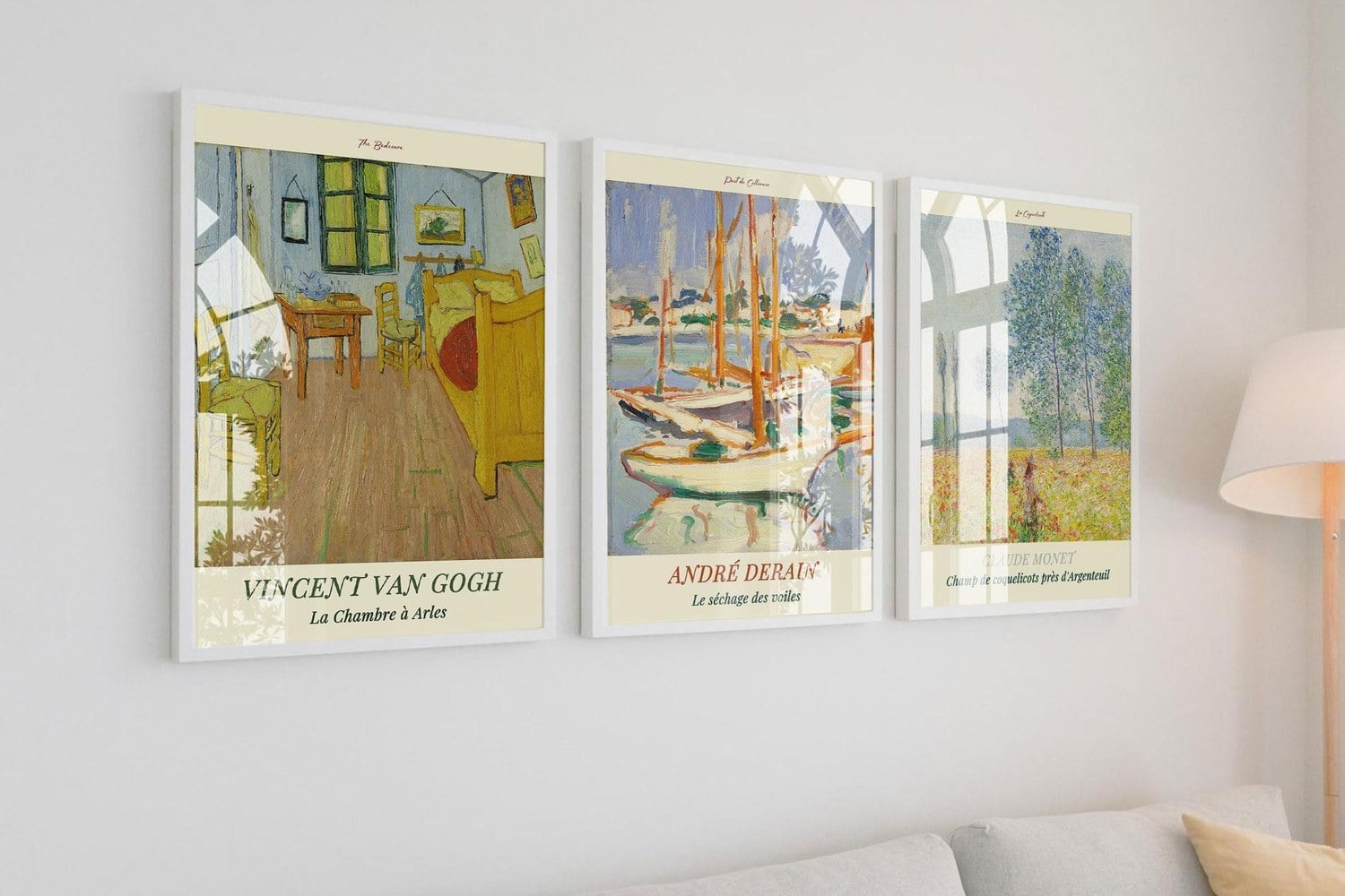 Koltuk üstünde beyaz çerçeveli Van Gogh, Derain ve Monet 3'lü müze posteri seti