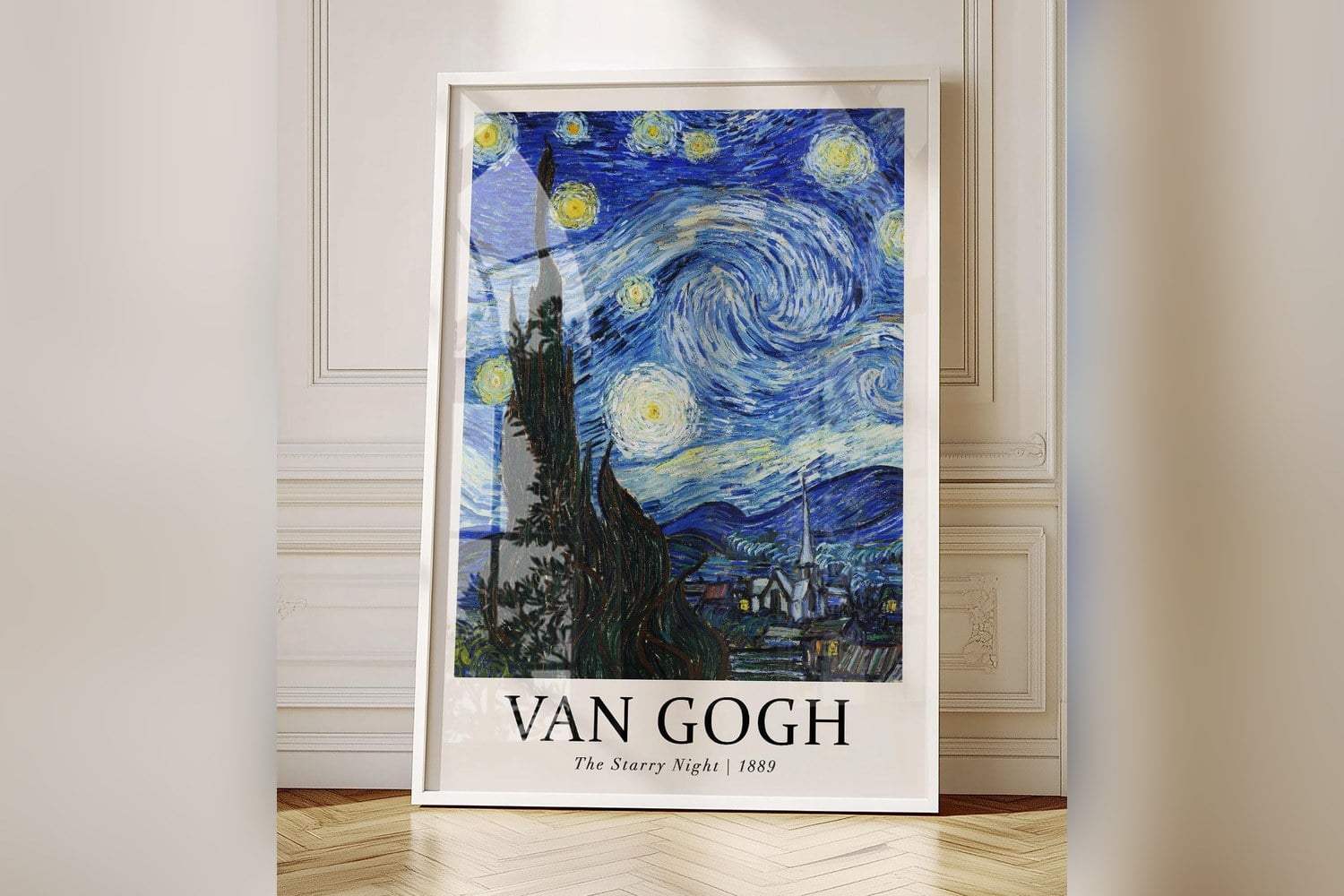 Duvara yaslanmış beyaz çerçeveli Van Gogh Yıldızlı Gece müze posteri