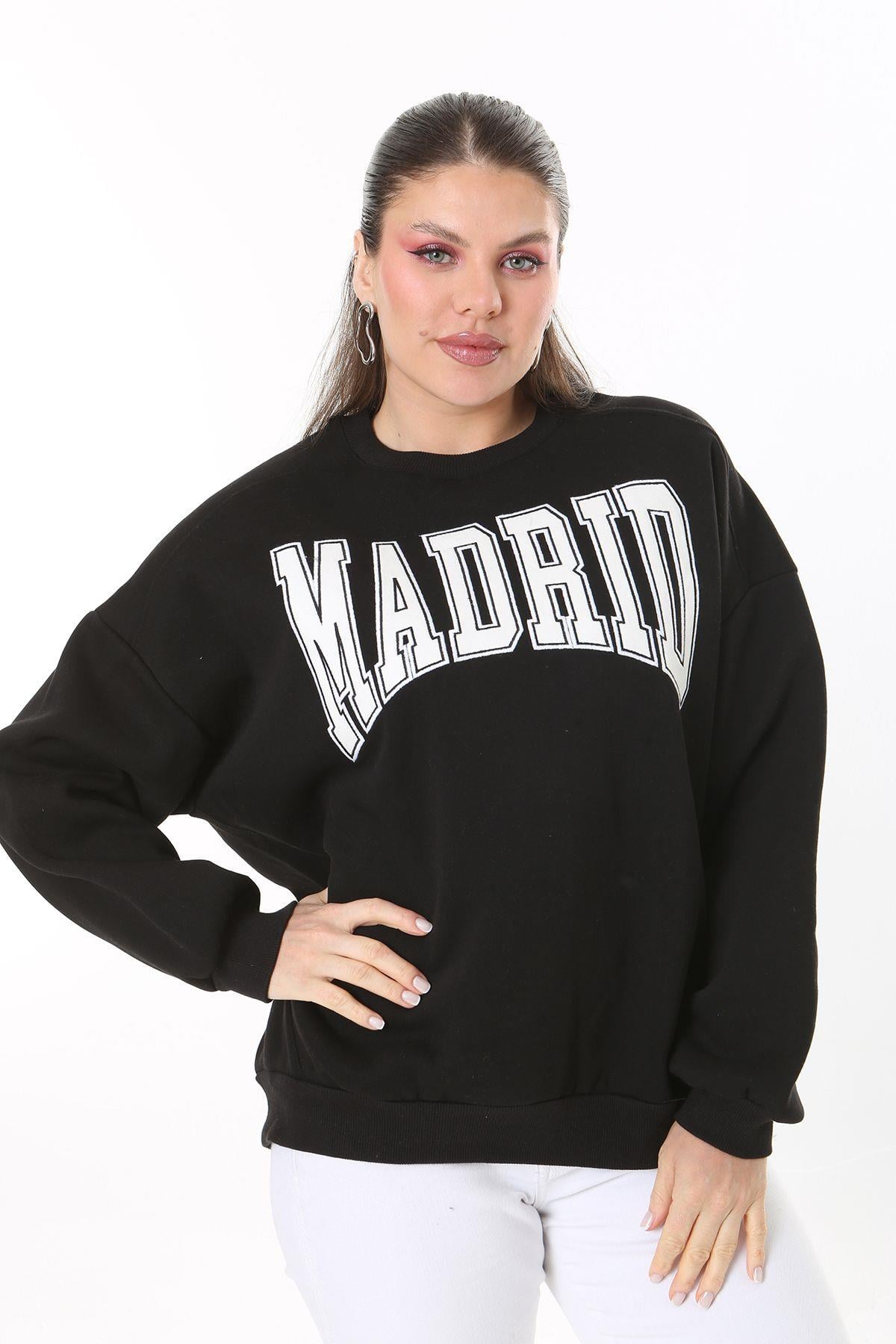 Kadın Büyük Beden Siyah İçi Şardonlu Kumaş Nakışlı Sweatshirt 65N37717