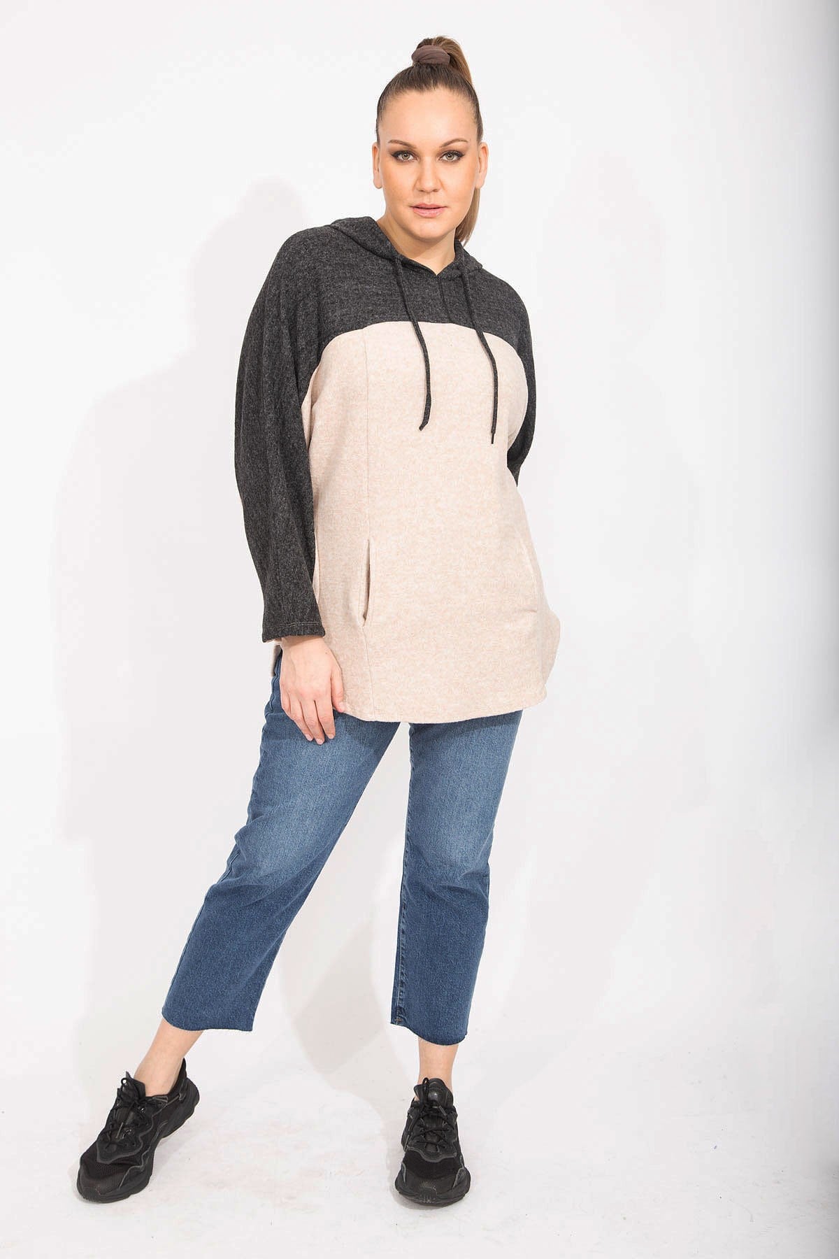 Kadın Gri Rahat Kesim Yumoş Kumaş Kapşonlu Cepli Sweatshirt 65N35488
