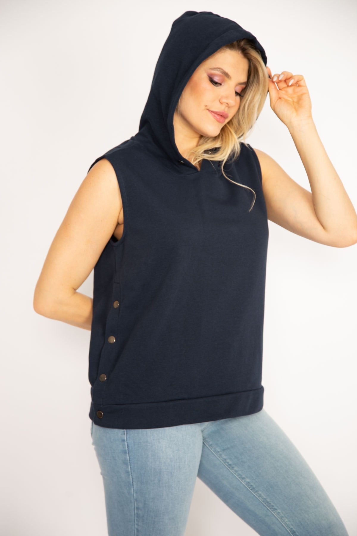 Kadın Lacivert Yanı Çıtçıt Yırtmaçlı Kapşonlu Kolsuz Sweatshirt 65N34829