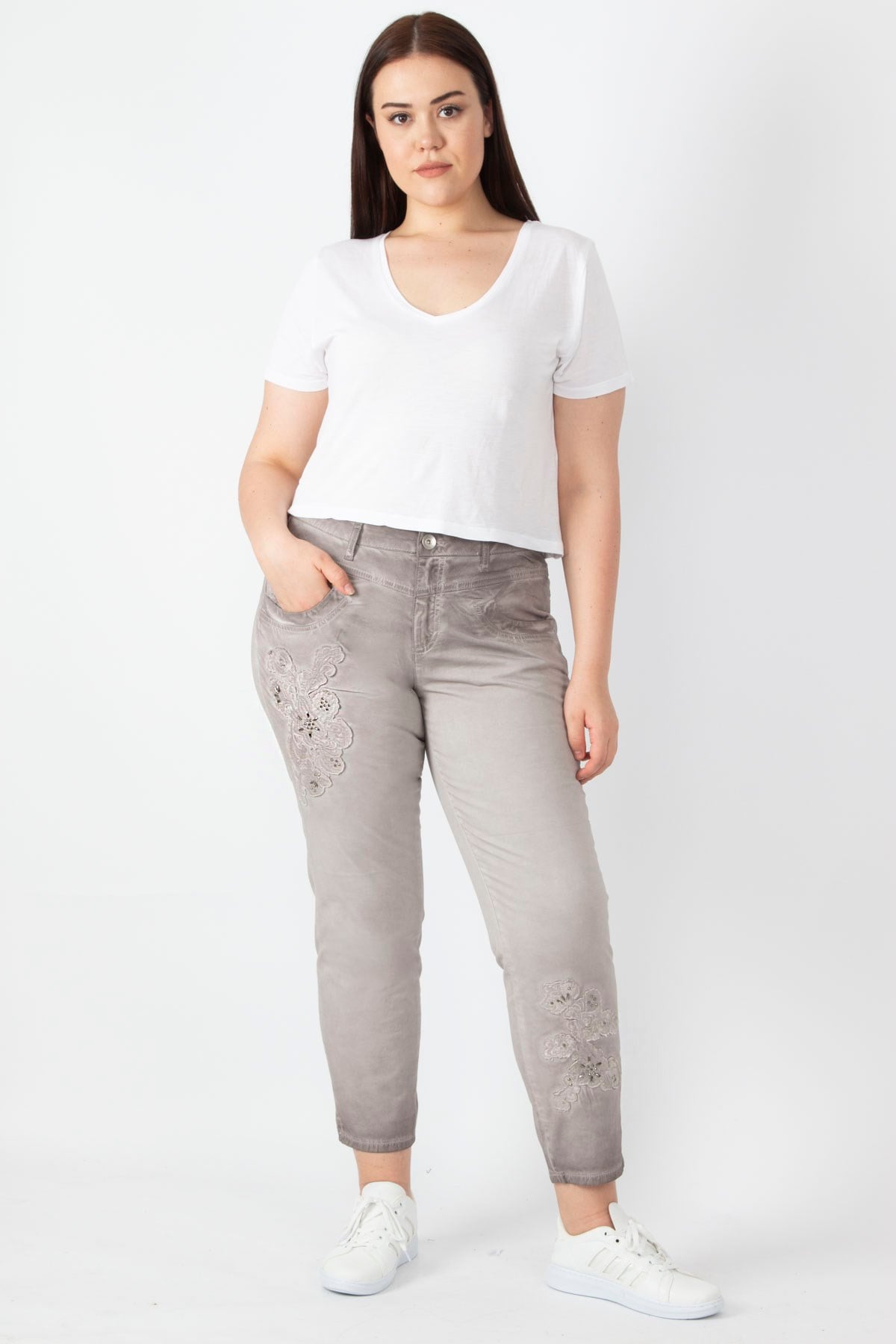 Kadın Taş Batik Yıkama Efektli Aplike Nakışlı Bilek Boy Pantolon 65N29833