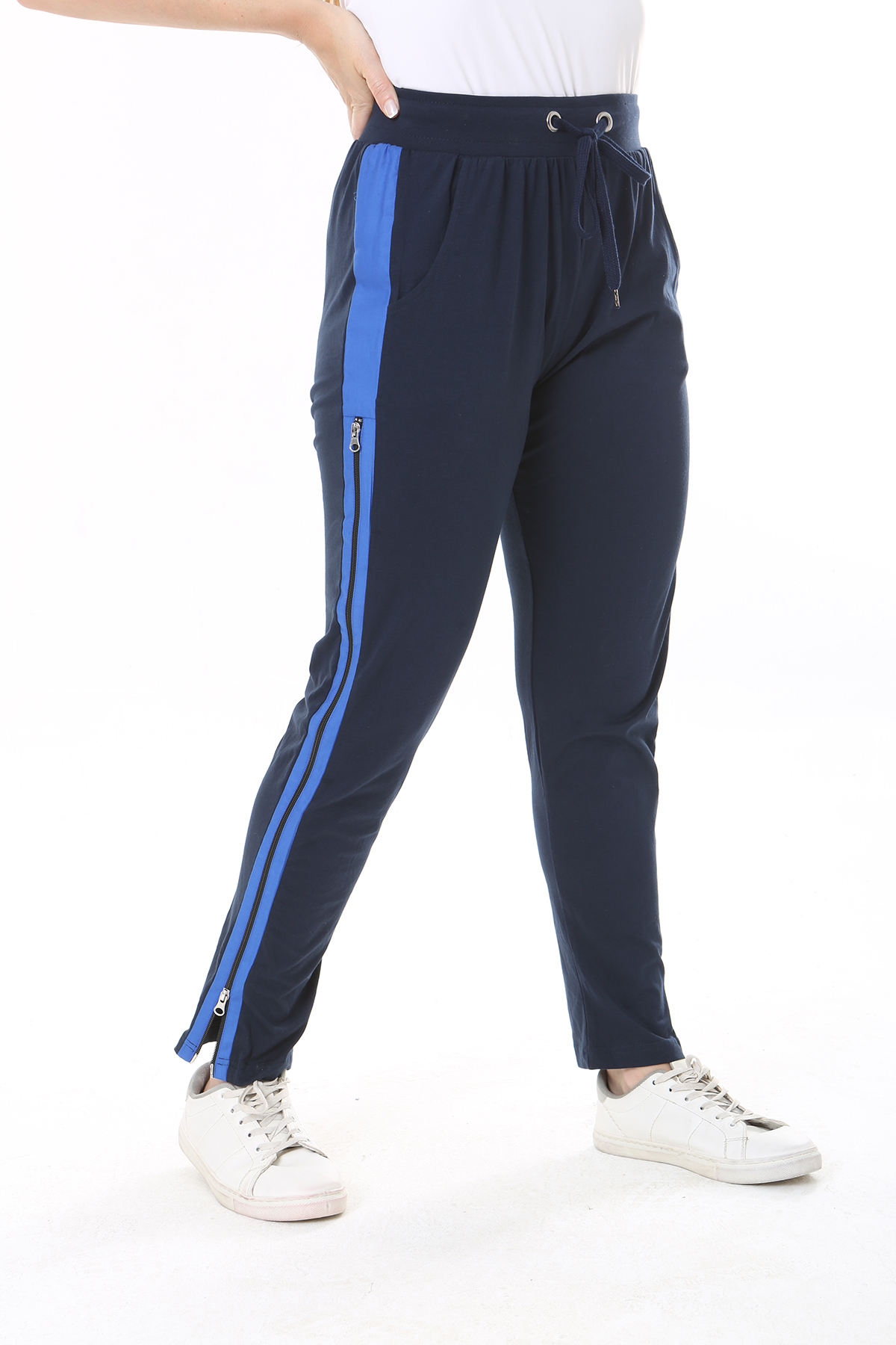 Füme Yanları İki Taraflı Açılan Kombi Fermuarlı Beli Lastik Ve Kuşgözlü Bağcık Detaylı Spor Pantolon