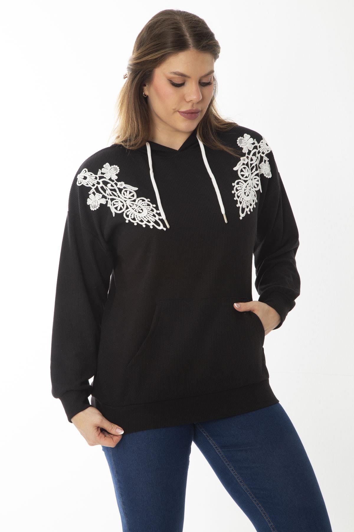 Kadın Büyük Beden Siyah Aplike Dantel Ve Kapşon Detaylı Kanguru Cepli Sweatshirt 65N37015