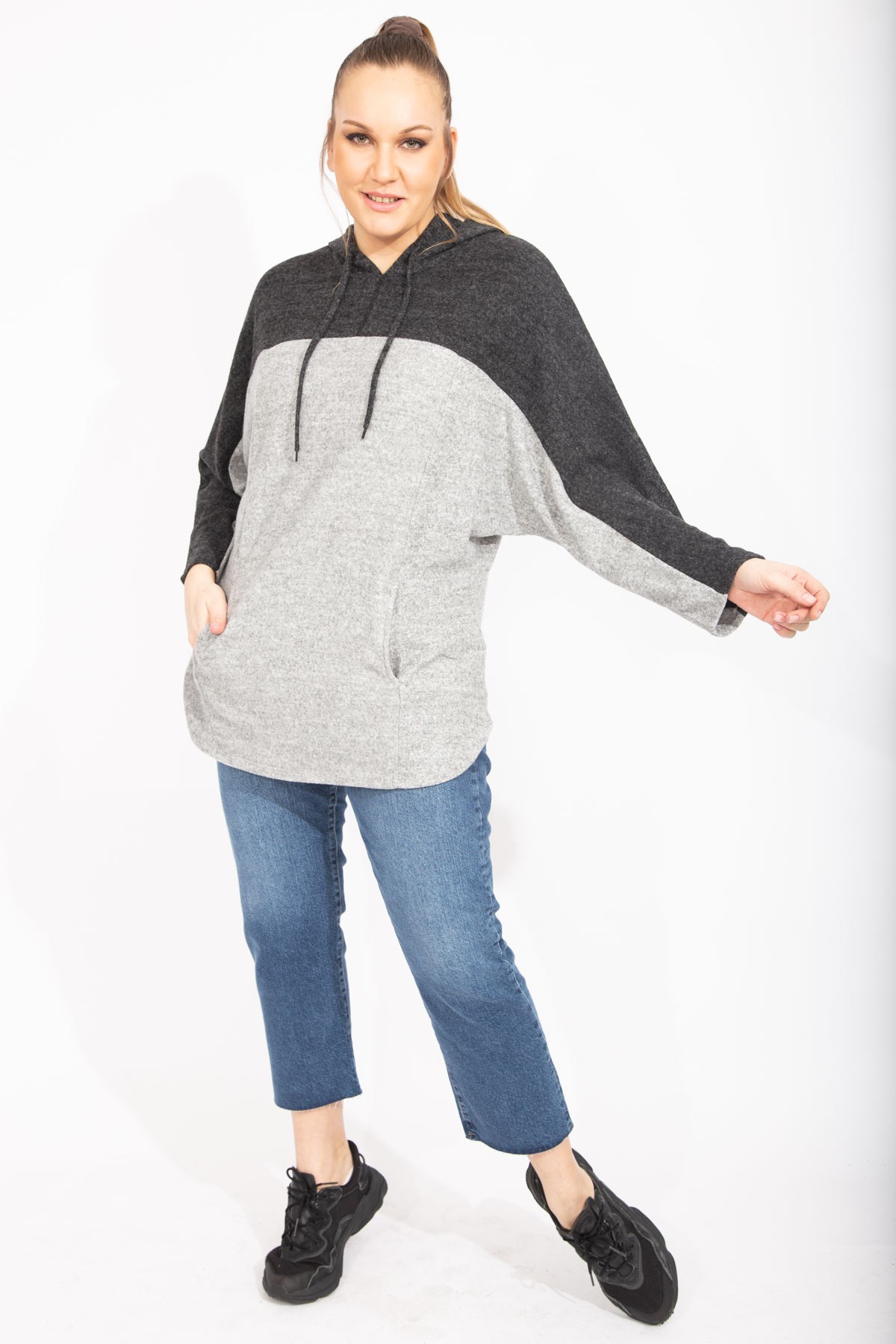 Kadın Gri Rahat Kesim Yumoş Kumaş Kapşonlu Cepli Sweatshirt 65N35488