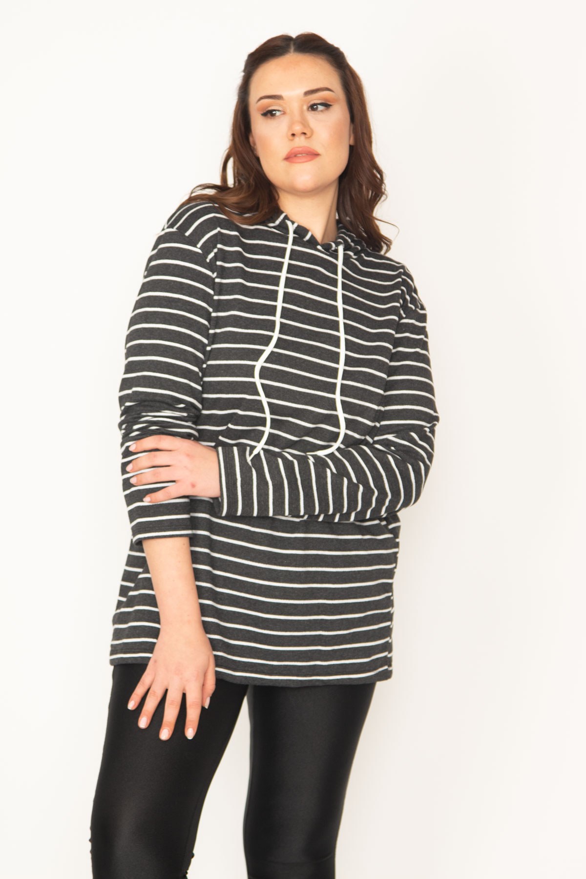 Kadın Siyah İçi Şardonlu Kumaş Kapşonlu Sweatshirt 65N32459