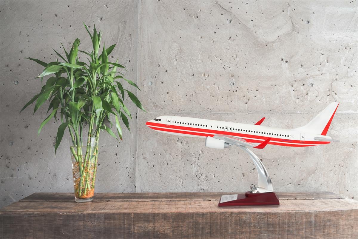 Zekupp Boeing 737-800 1/100 Ölçek Kırmızı Çizgili Beyaz Maket Uçak