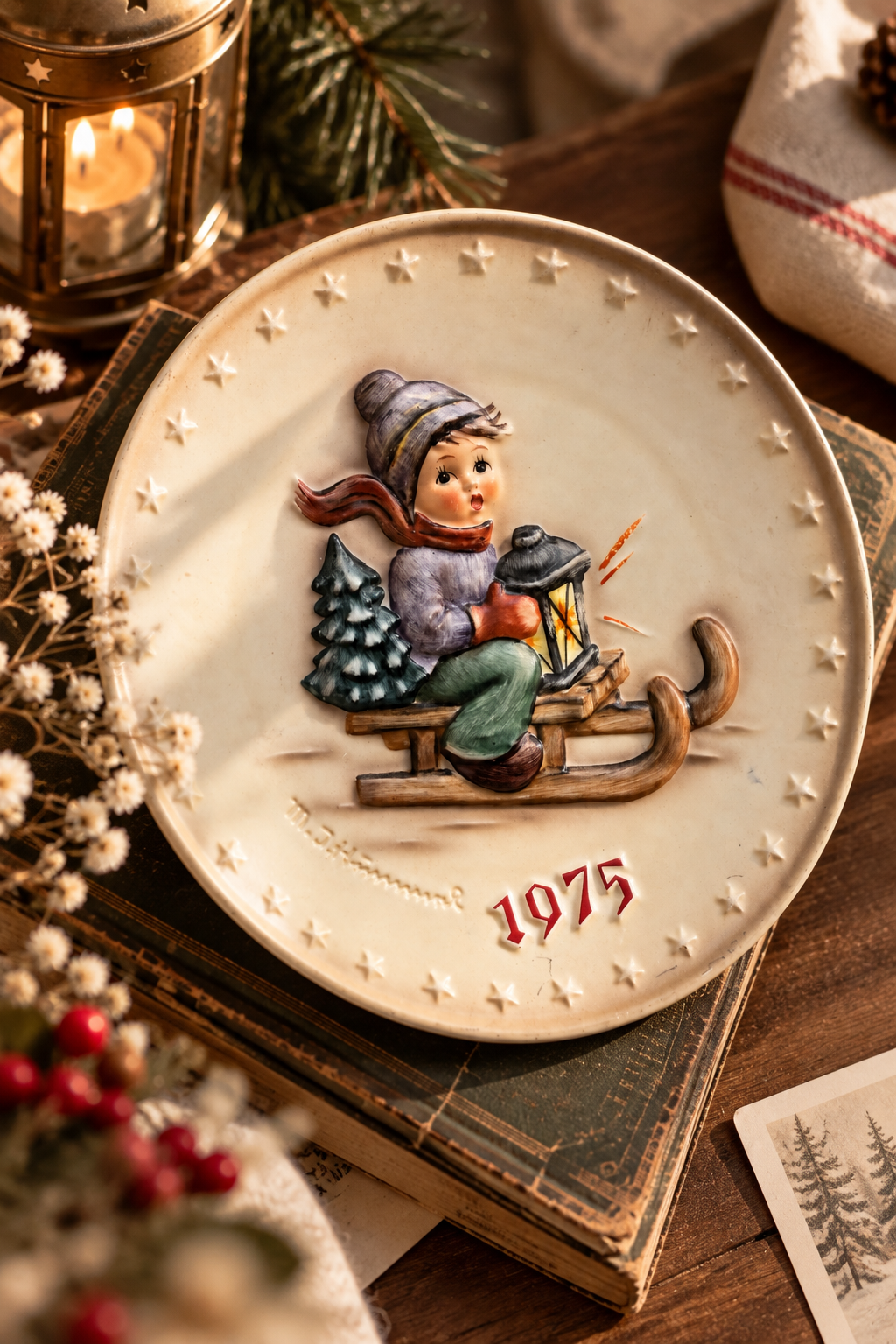 * 1975 tarihli, Goebel W. Hummel koleksiyon tabağıdır.