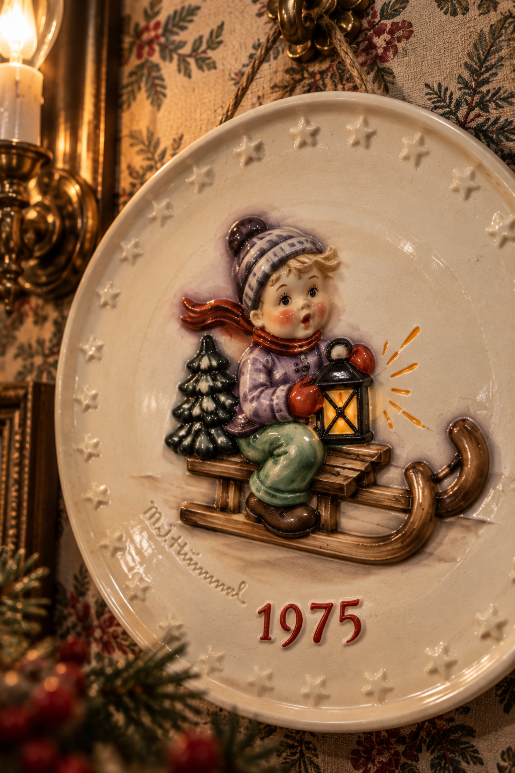 * 1975 tarihli, Goebel W. Hummel koleksiyon tabağıdır.