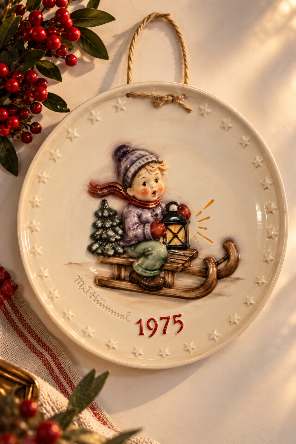 * 1975 tarihli, Goebel W. Hummel koleksiyon tabağıdır.