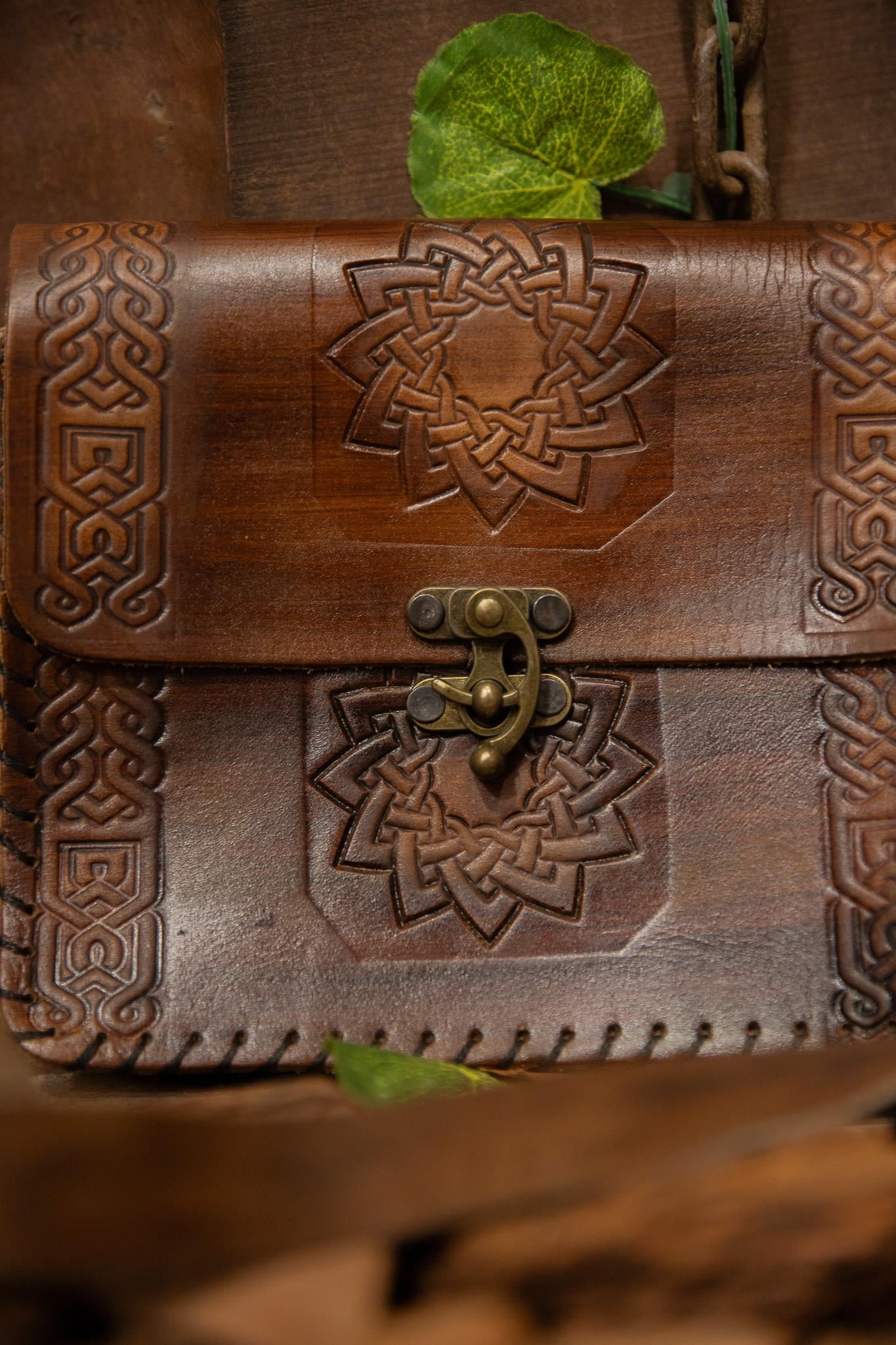 70s Celtic Kabartmalı Brown Deri Çanta