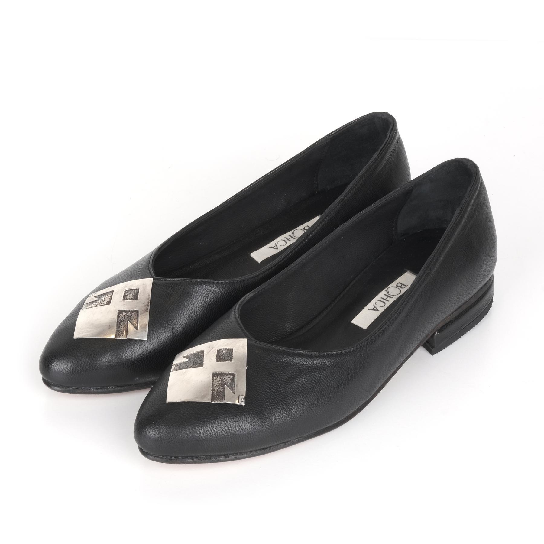 ELİ BELİNDE AYAKKABI