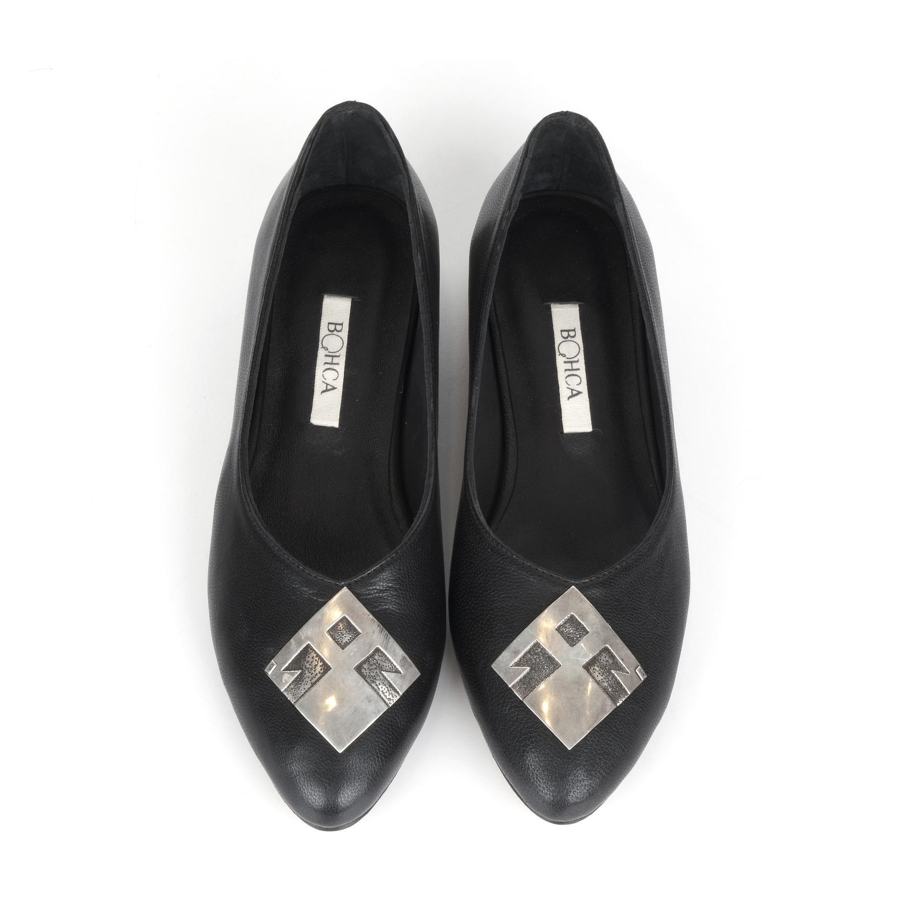 ELİ BELİNDE AYAKKABI