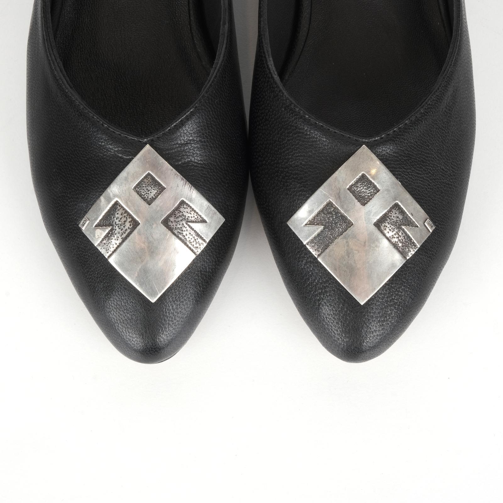 ELİ BELİNDE AYAKKABI