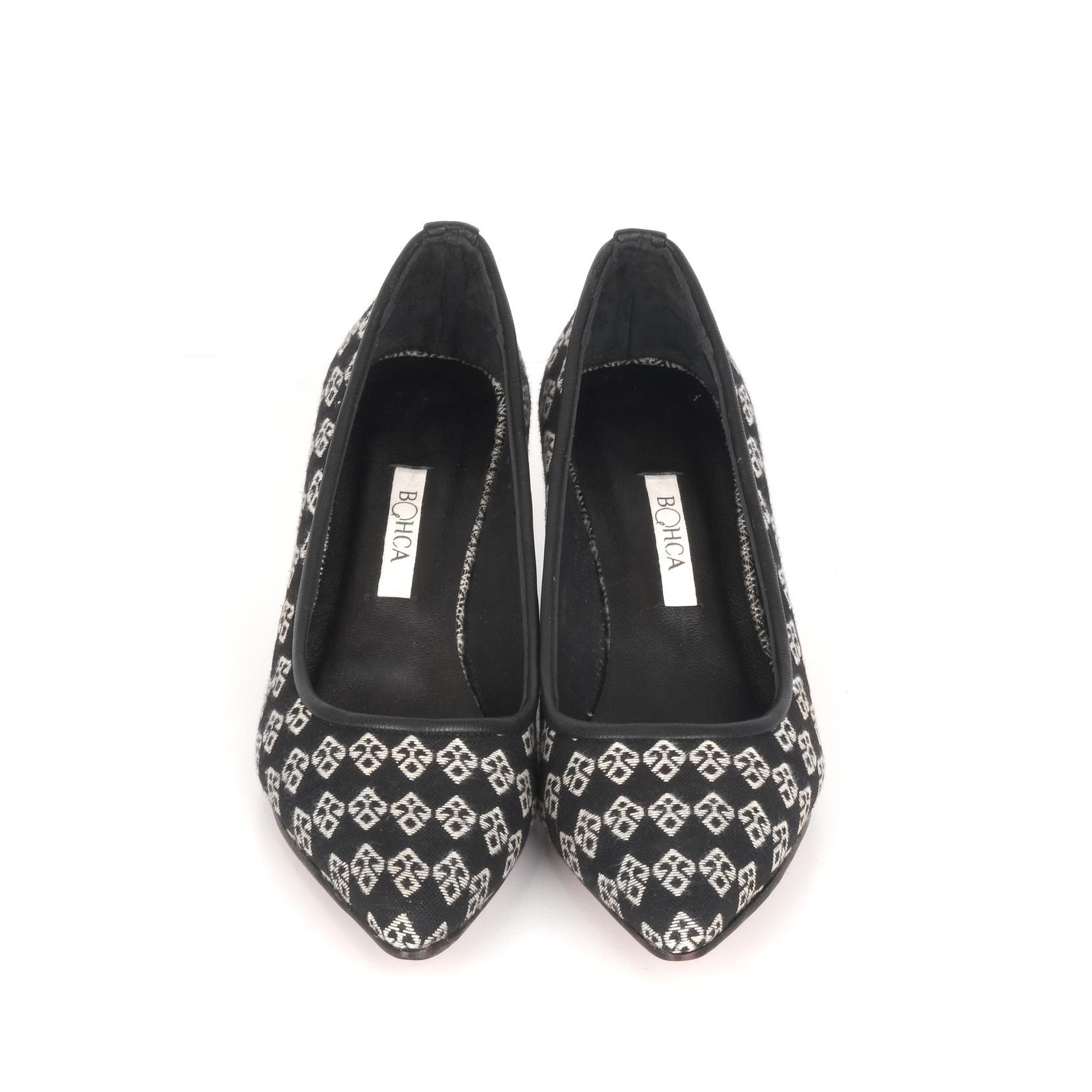 ELİ BELİNDE TİRE AYAKKABI