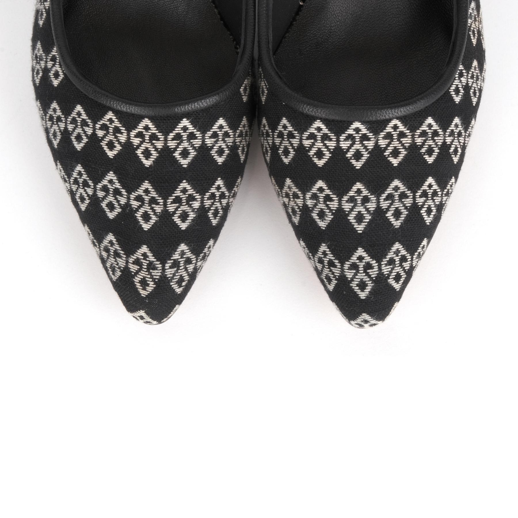 ELİ BELİNDE TİRE AYAKKABI