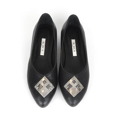 ELİ BELİNDE AYAKKABI