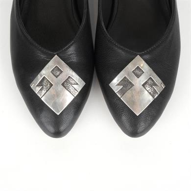 ELİ BELİNDE AYAKKABI