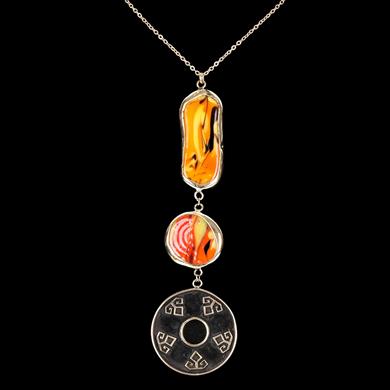 ELİ BELİNDE CAM KOLYE