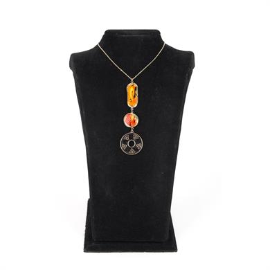 ELİ BELİNDE CAM KOLYE