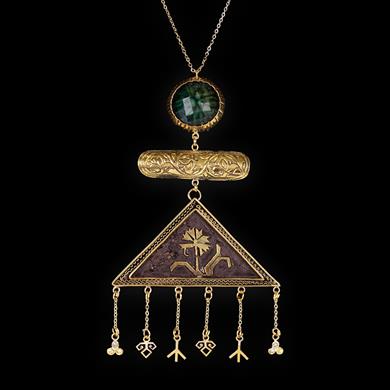 ÜÇGEN SALLANTILI KOLYE