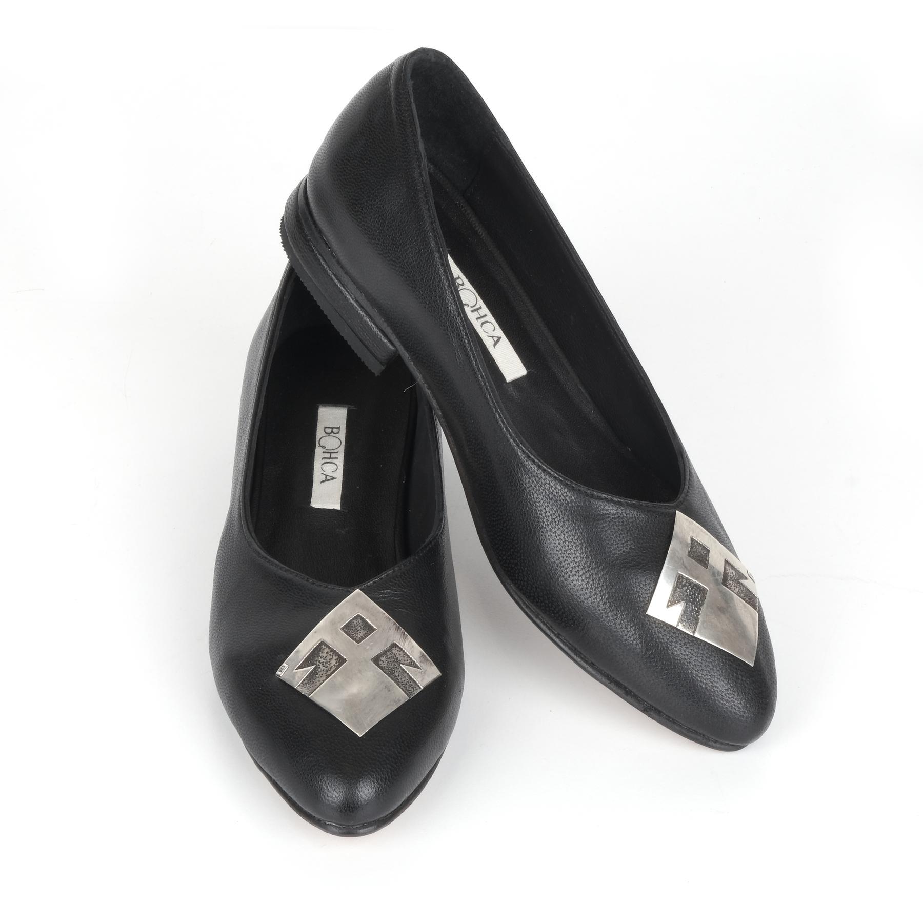 ELİ BELİNDE AYAKKABI