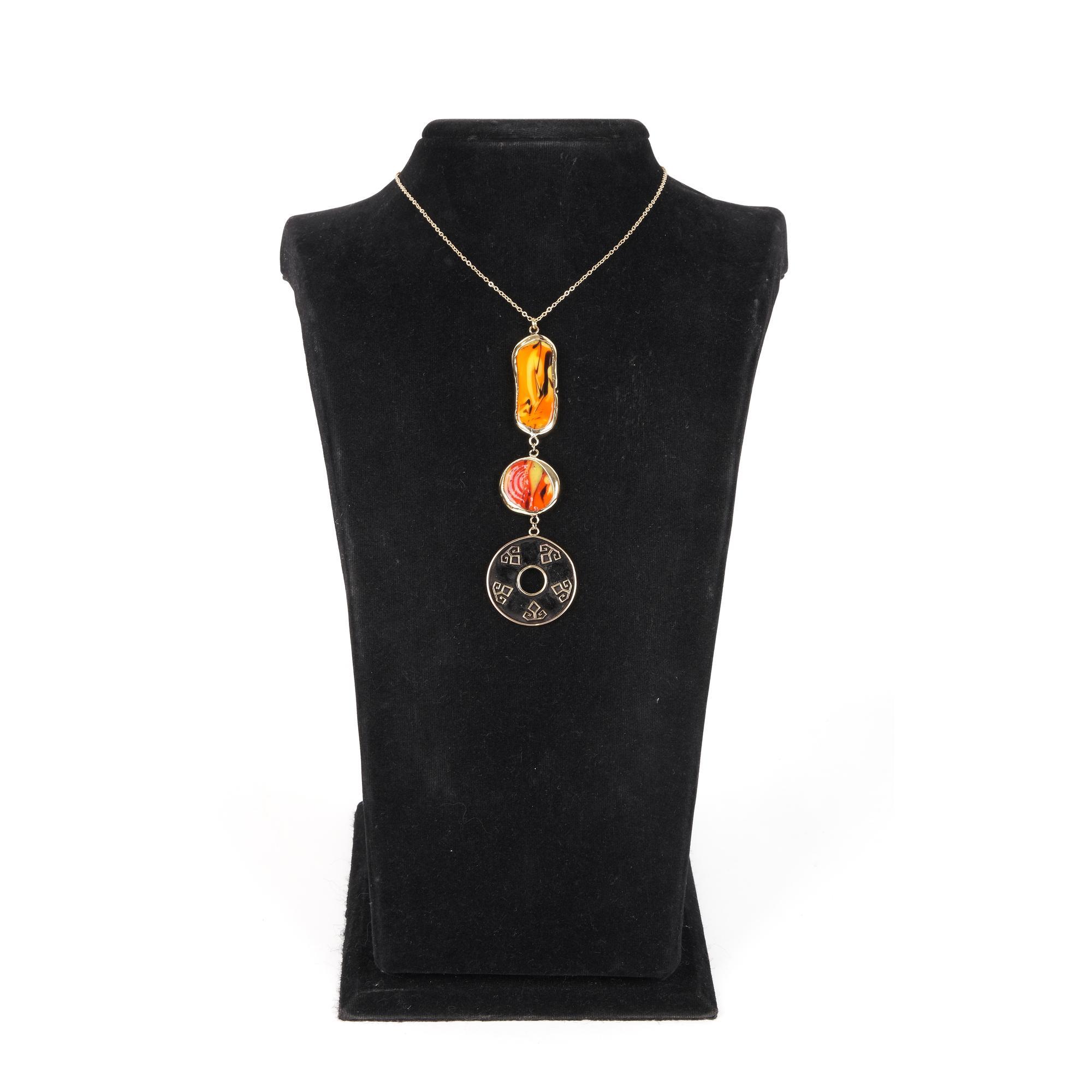 ELİ BELİNDE CAM KOLYE