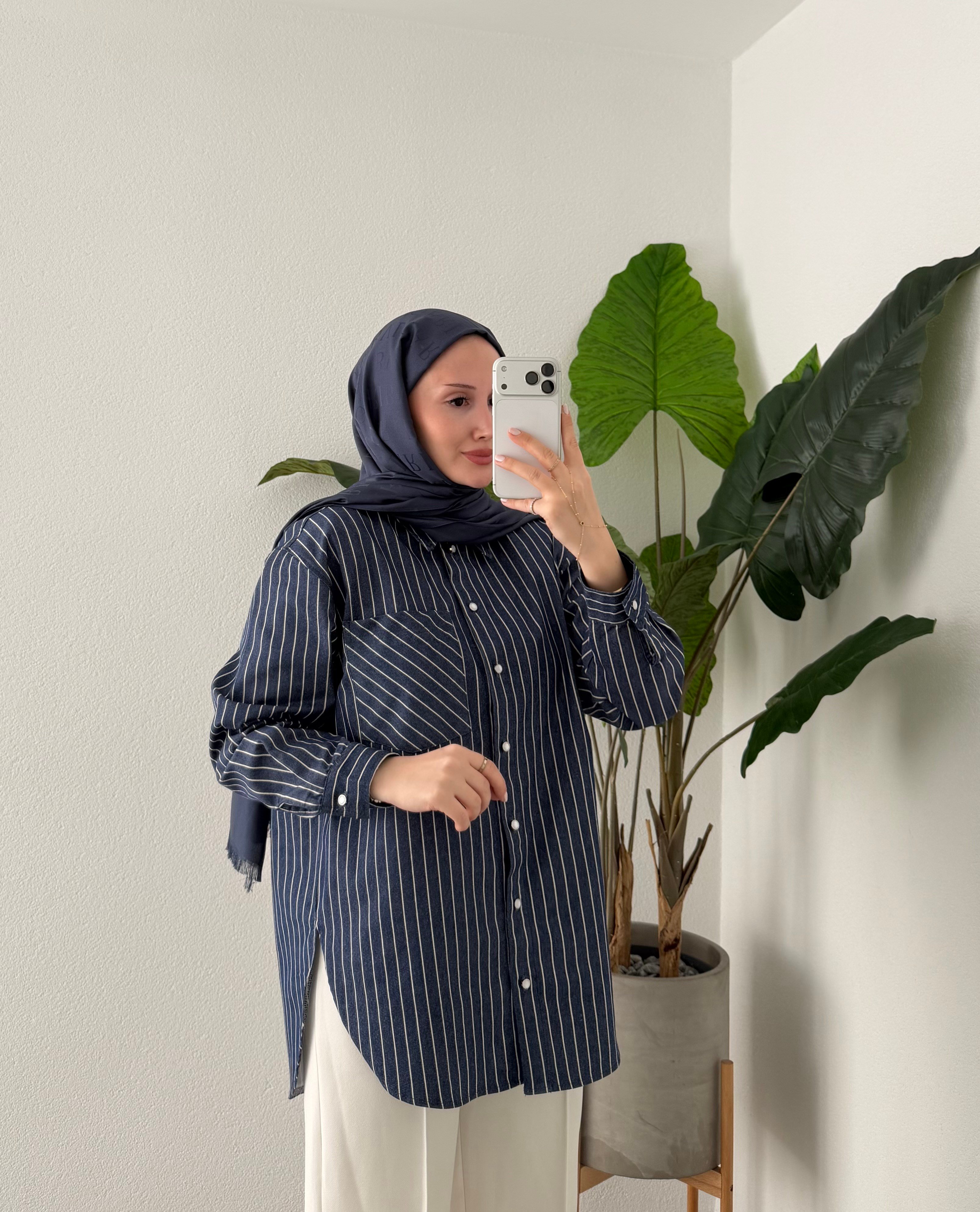 DİK ÇİZGİLİ LACİVERT GÖMLEK