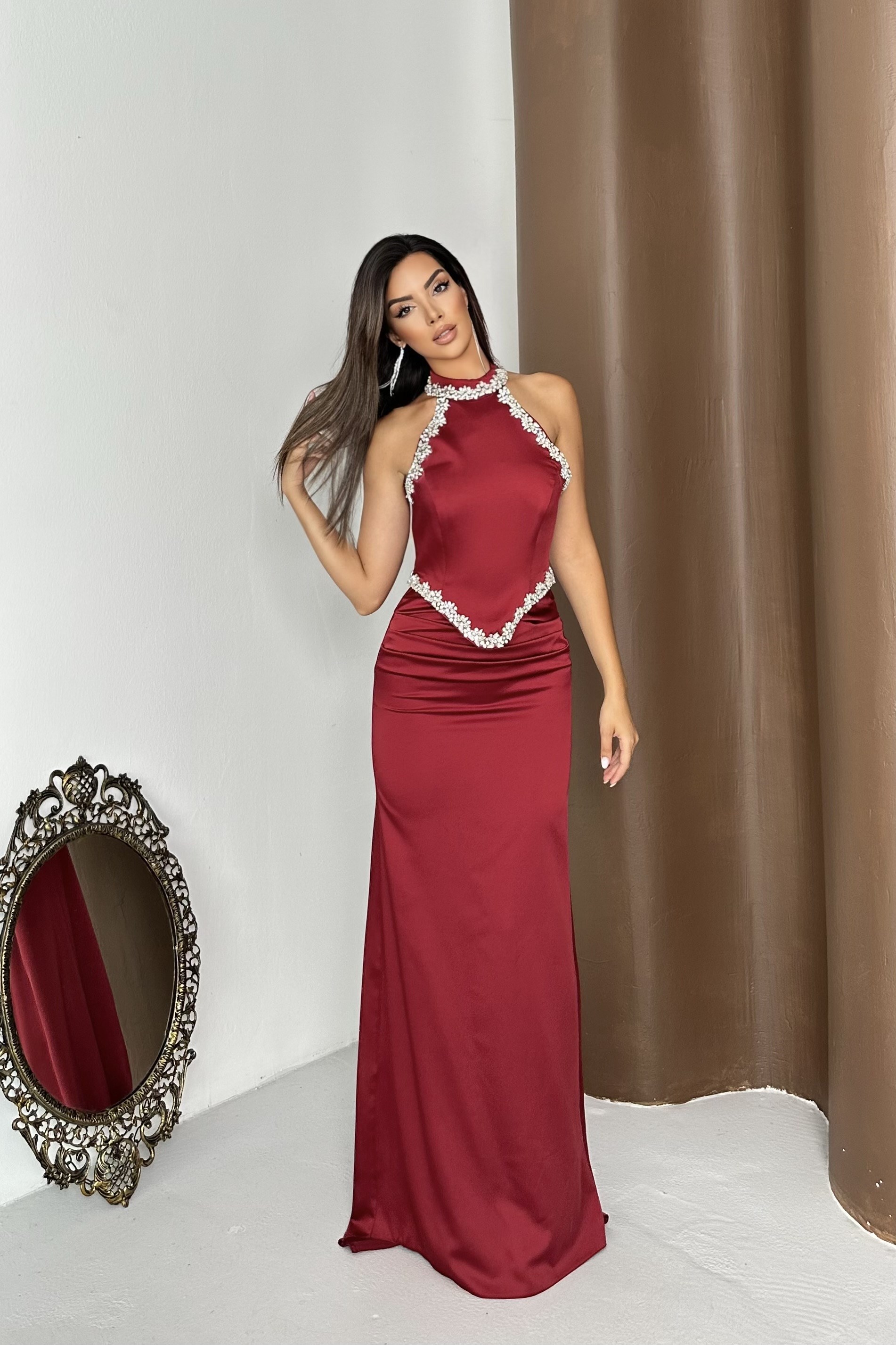 Halter Yaka Taş Detaylı Saten Şık Tasarım Abiye Elbise - Bordo