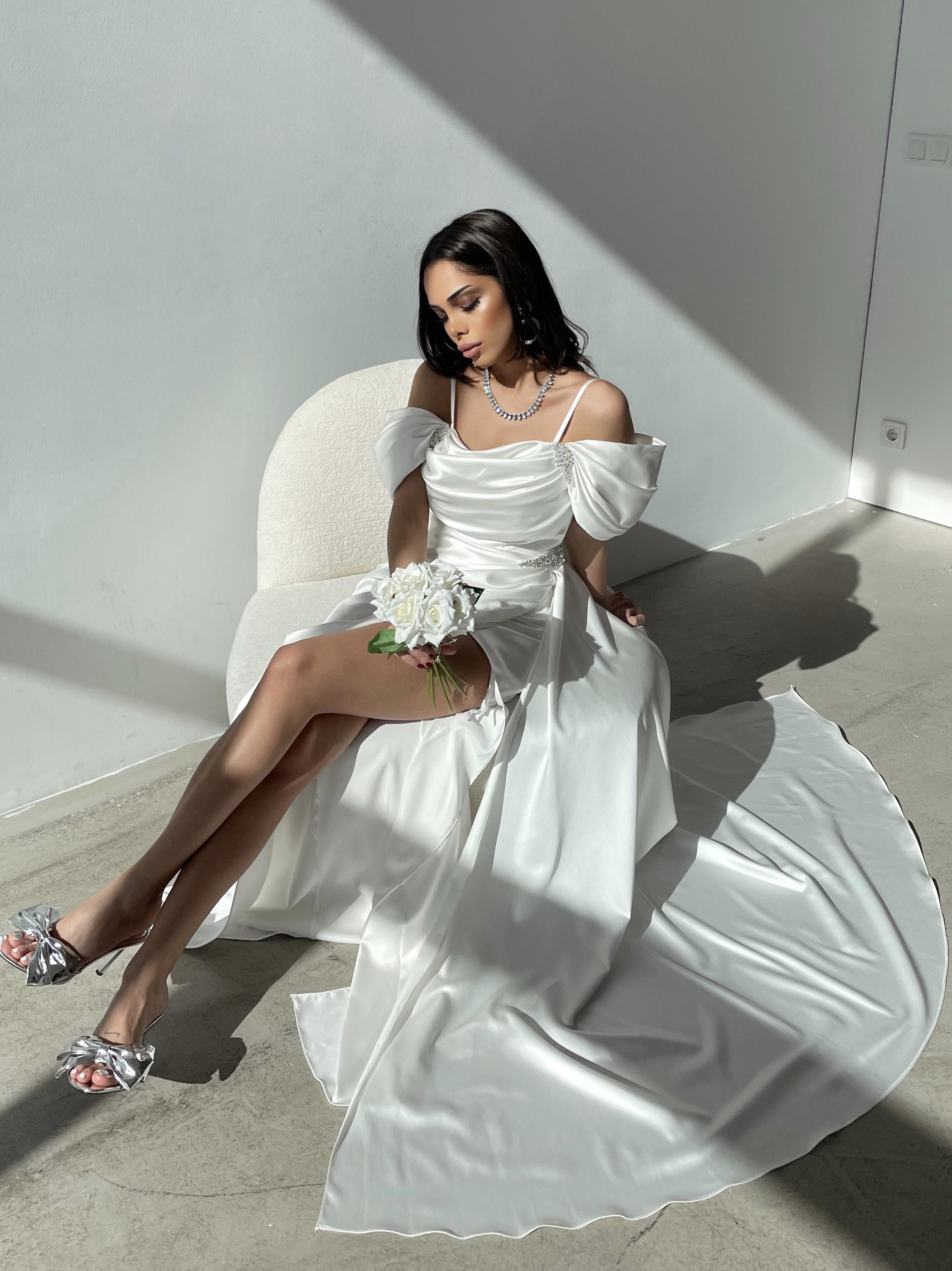 Balon Kol Ve Taş Detay Allerli Şık Tasarım Saten Abiye Elbise - Ekru Beyazı