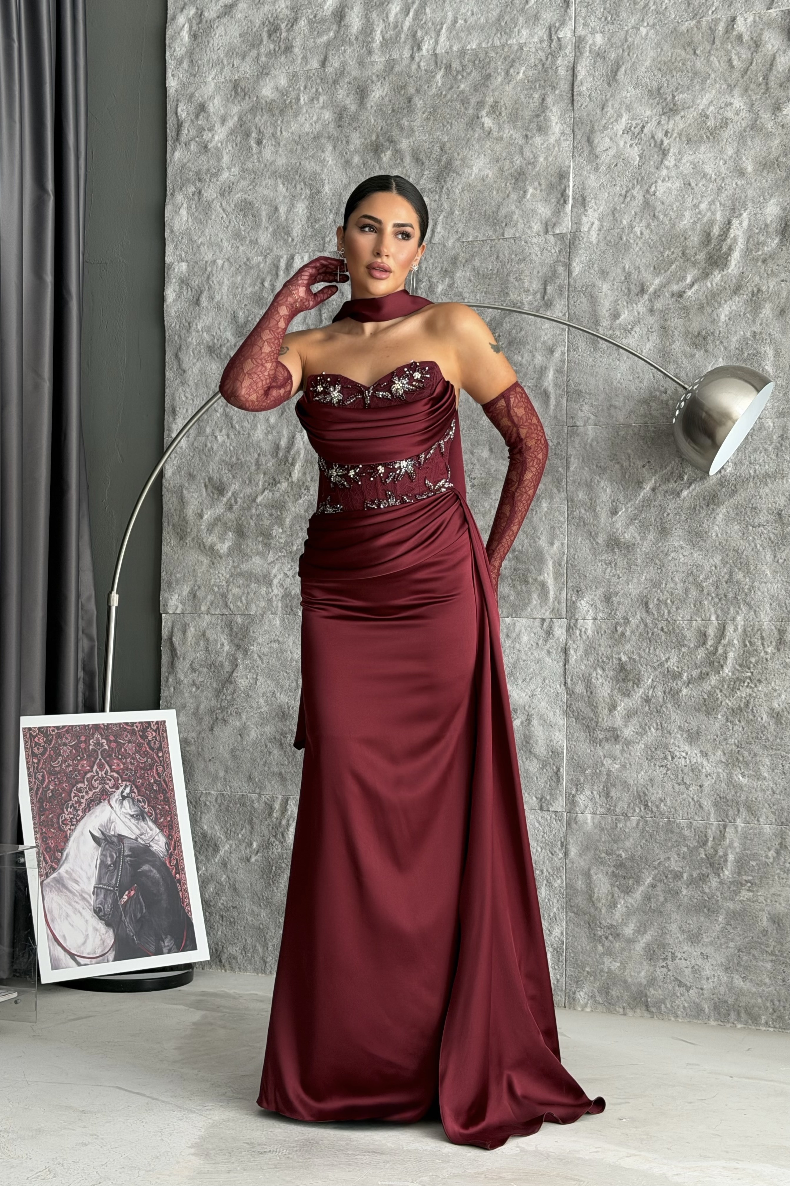 Eldivenli Ve Şallı İşleme Detaylı Drapeli Allerli Saten Tasarım Abiye Elbise - Bordo