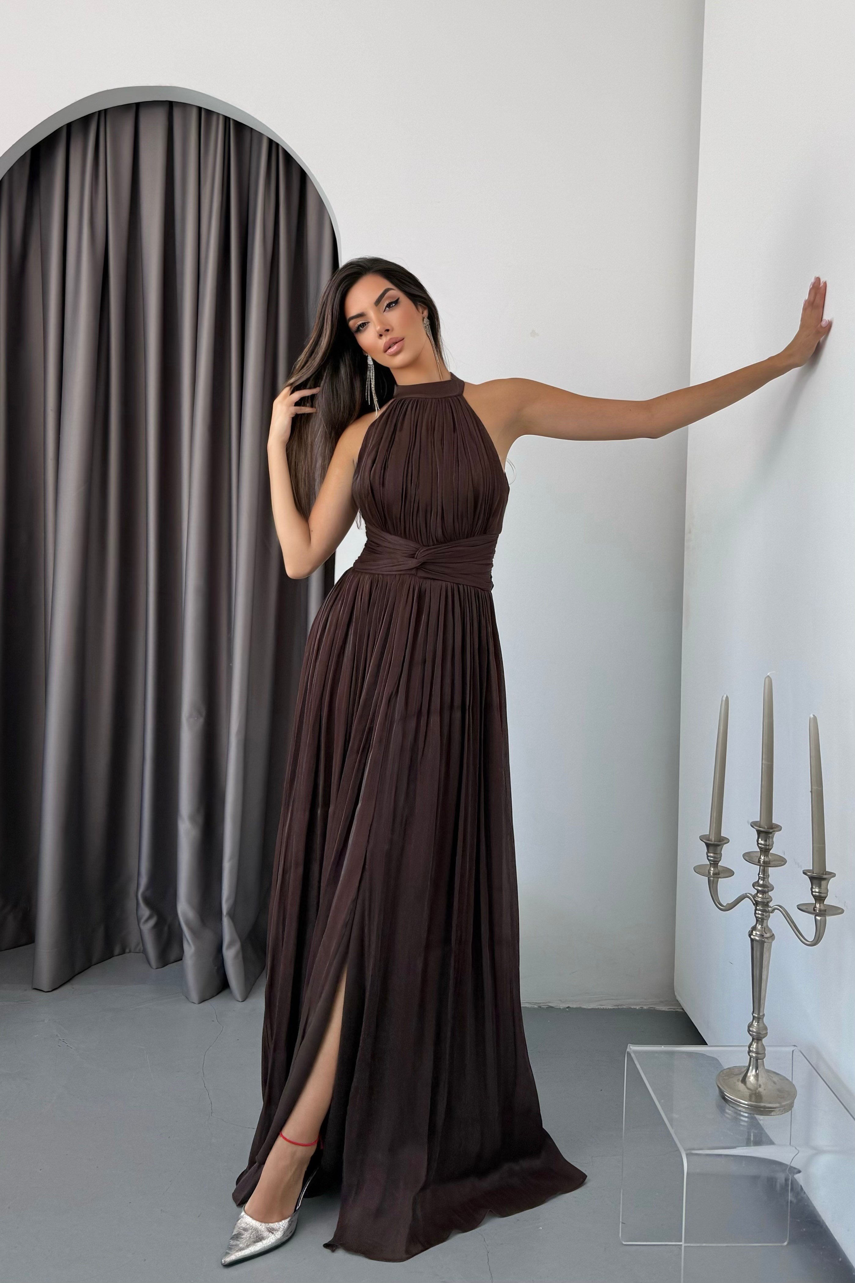 Halter Yaka Organze Janjan Beli Büzgülü Abiye Elbise -Kahverengi