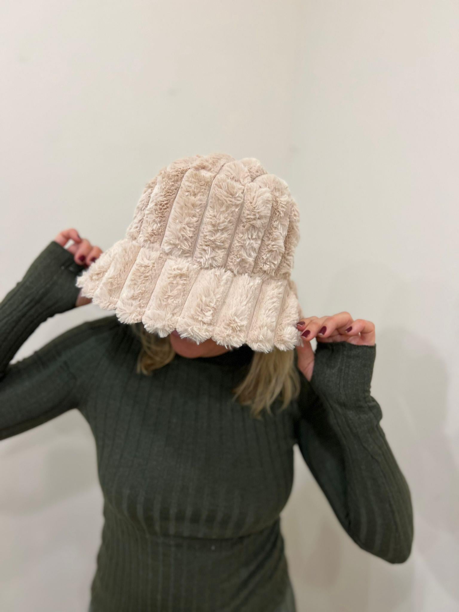 Bej Peluş Bucket Şapka