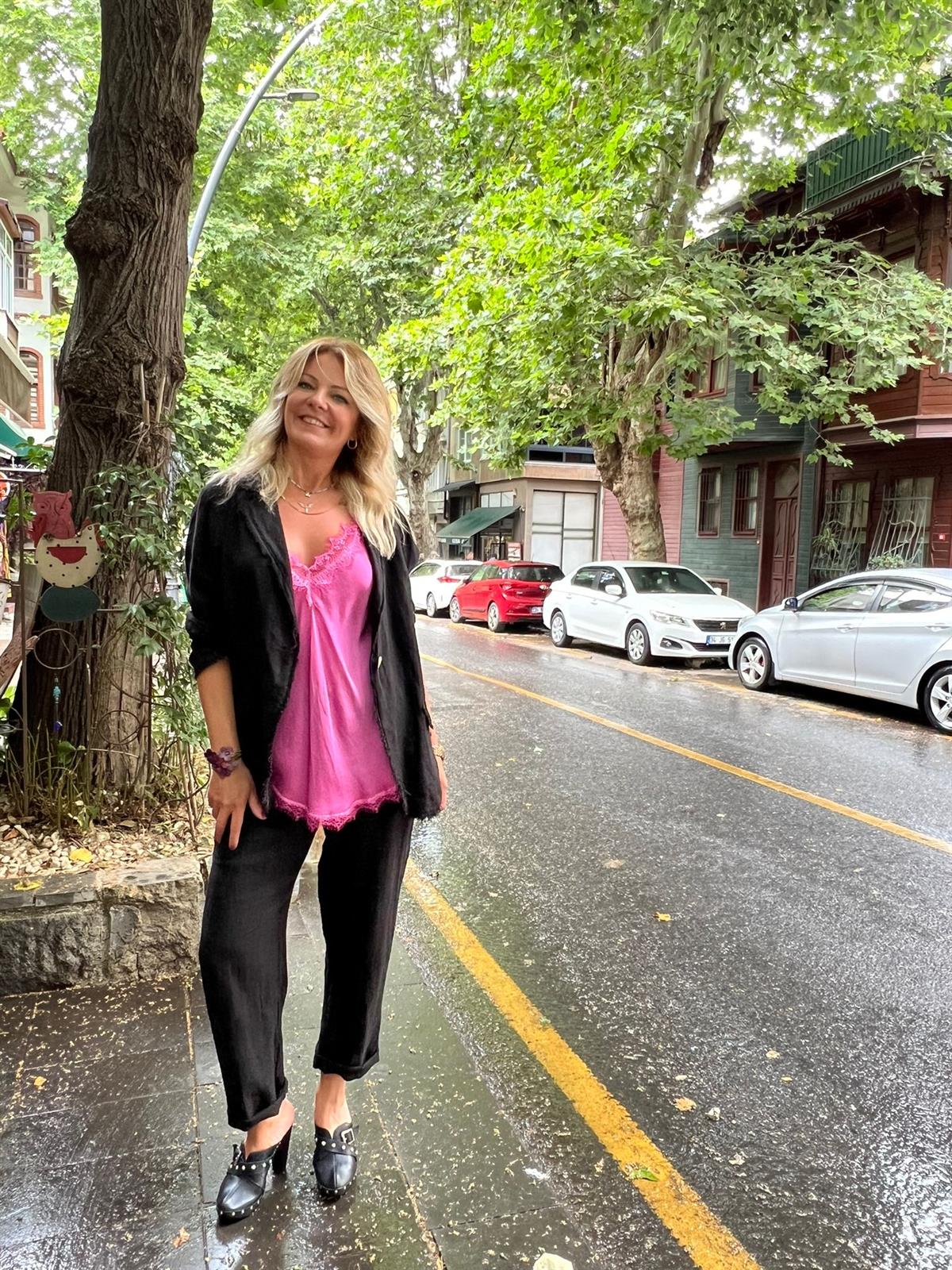 Pembe İpek Etek Ucu Dantelli Atlet Bluz