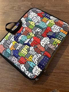 Ev Desenli Laptop Çantası