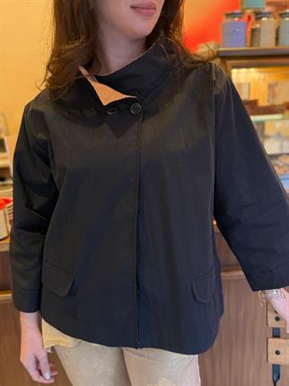 Siyah Yakadan Düğmeli Mevsimlik Ceket