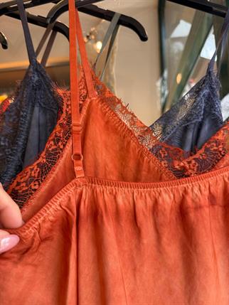 İthal Asimetrik Dantelli Askılı Bluz