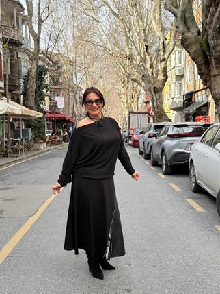 Siyah Kayık Yaka Bluz Deri Detaylı Etek Takım