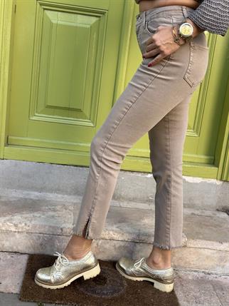 Bej Paçası Yırtmaçlı Likralı Kot Pantolon