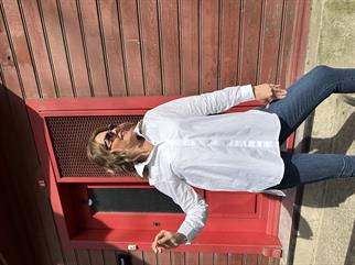 Beyaz Sırtı Düğme Detaylı Gömlek